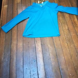 Sweatshirt do not know the brand you can read it and it's light color